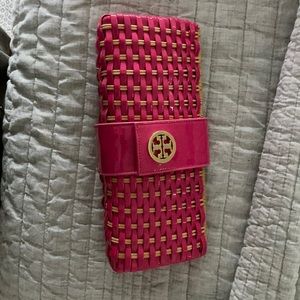 Torey Burch Rattan Clutch in Hot Pink 2017, used twice in perfect condition!